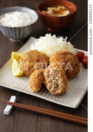 Mince cutlet of beef showing the cross section 100889125