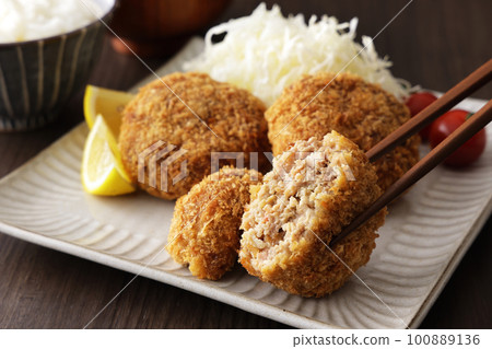 Mince cutlet of beef showing the cross section 100889136