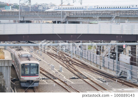 東橫線直達列車和東海道新幹線N700系列抵達相鐵線西谷站 東橫線直達列車和東海道新幹線N700系列抵達相鐵線西谷站 100889143