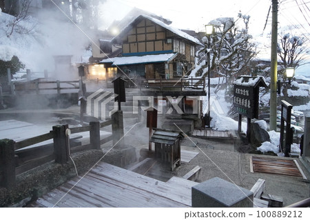 Shinshu Nozawa Onsen hot spring with hot spring water Shinshu Nozawa Onsen hot spring with hot spring water 100889212