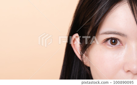中間女性眼睛 中間女性眼睛 100890095