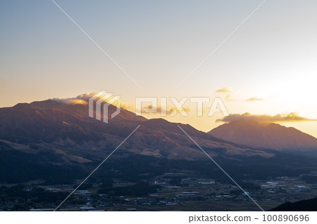 Morning scenery with blue sky and white clouds and early blooming Kawazu cherry blossoms with Aso Gogaku 100890696