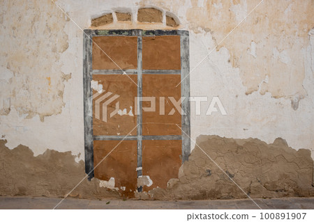 Painted door on abandoned house, Fuerteventura Painted door on abandoned house, Fuerteventura 100891907