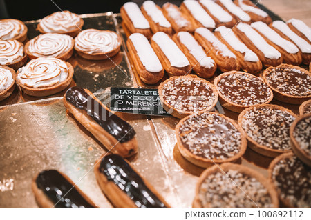Different types of delicious cakes in pastry shop showcase Different types of delicious cakes in pastry shop showcase 100892112