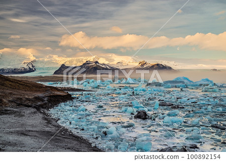 Sunrise in Jokulsarlon glacier lagoon, Iceland Sunrise in Jokulsarlon glacier lagoon, Iceland 100892154
