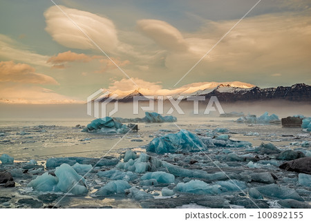 Sunrise in Jokulsarlon glacier lagoon, Iceland Sunrise in Jokulsarlon glacier lagoon, Iceland 100892155
