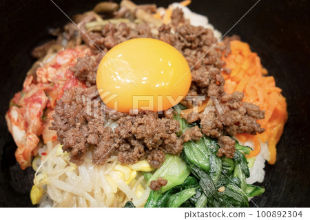 Stone baking bibimbap Stone baking bibimbap 100892304