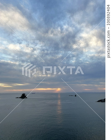 Aichi Prefecture, Shinojima Sunset over the sea 100892404