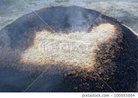 Making rice husk charcoal from rice husk 100893804
