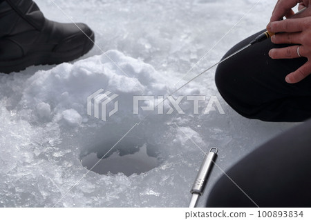 在冰洞中掛線等待擊中的垂釣者（長野縣小海町松原湖釣魚） 100893834