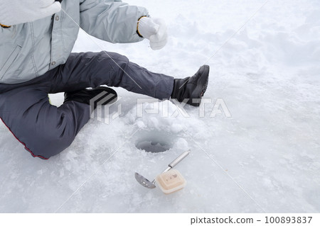 冰上垂釣（長野縣小海町松原湖） 100893837