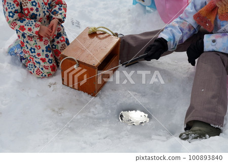 Fishing on the ice (smelt fishing, Lake Matsubara, Koumi Town, Nagano Prefecture) 100893840
