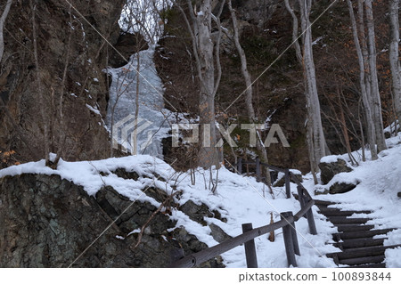 Scenery of a frozen waterfall in the middle of winter (Kozen Falls, Kitaaiki Village, Nagano Prefecture) Scenery of a frozen waterfall in the middle of winter (Kozen Falls, Kitaaiki Village, Nagano Prefecture) 100893844