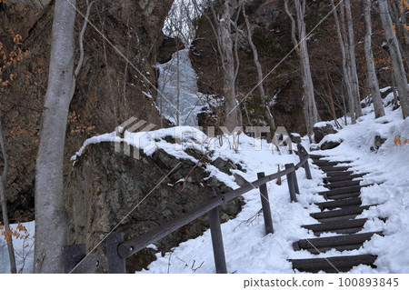 Scenery of a frozen waterfall in the middle of winter (Kozen Falls, Kitaaiki Village, Nagano Prefecture) Scenery of a frozen waterfall in the middle of winter (Kozen Falls, Kitaaiki Village, Nagano Prefecture) 100893845