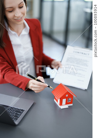 Guarantee, mortgage, agreement, contract, signed, real estate agent pointing to documents for customers to read the agreement before signing important documents. 100893914