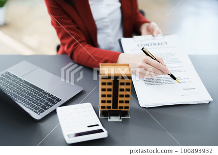 Guarantee, mortgage, agreement, contract, signed, real estate agent pointing to documents for customers to read the agreement before signing important documents. Guarantee, mortgage, agreement, contract, signed, real estate agent pointing to documents for customers to read the agreement before signing important documents. 100893932