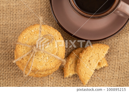Oatmeal cookies with sesame seeds 100895215