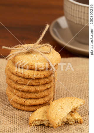 Oatmeal cookies with sesame seeds 100895256