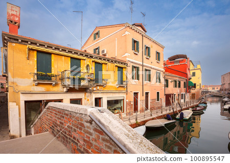 Venice. Old beautiful houses over the canal on a sunny day. 100895547