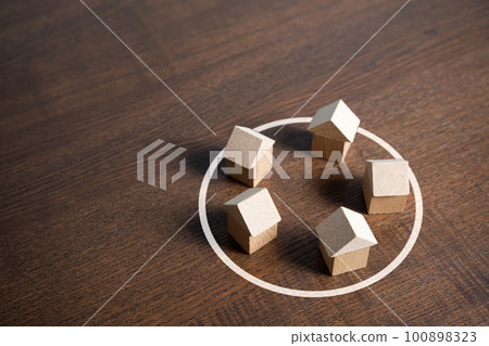 Houses are united in a community. Group of homeowners. Residents co-op. United in a common goal of solving housing problems in their neighborhood. Working together. Real estate in a circle 100898323