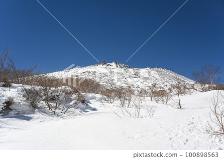 Tochigi Prefecture Nasu Scenery of Mt. Chausu during the remaining snow season 100898563