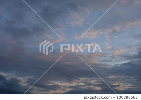 A cloud that stains in the sunset 100898668