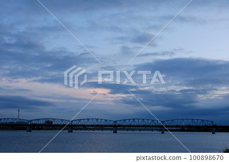 河原的夜景 100898670