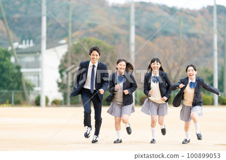 在球門前排隊的女高中生 100899053