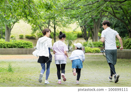 一家人在清新的綠色公園裡跑步的後視 100899111