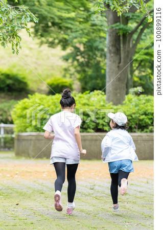 Children running in the fresh green park 100899116
