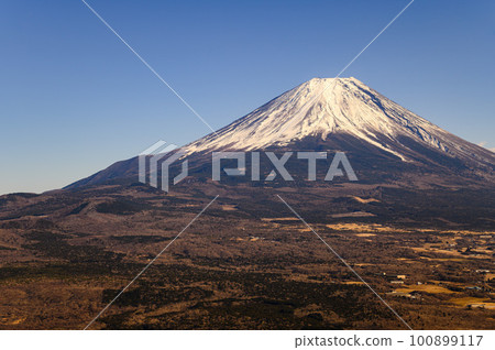 (Yamanashi Prefecture) Superb view of clear winter sky and Mt. Fuji covered in snow from Mt. Ryugatake 100899117