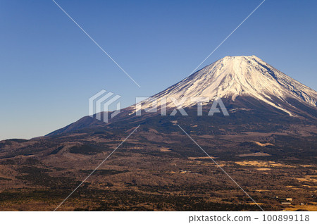 (Yamanashi Prefecture) Superb view of clear winter sky and Mt. Fuji covered in snow from Mt. Ryugatake 100899118