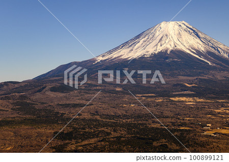 (山梨縣)從龍嶽山眺望晴朗的冬季天空和白雪皚皚的富士山的絕佳景色 (山梨縣)從龍嶽山眺望晴朗的冬季天空和白雪皚皚的富士山的絕佳景色 100899121