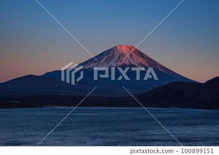 (Yamanashi Prefecture) Spectacular view of the evening sky and red Mt. Fuji seen from the shores of Lake Motosu 100899151