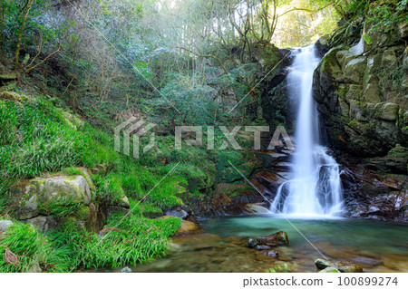 Winter Hanran Falls (Fukuoka City, Fukuoka Prefecture) Winter Hanran Falls (Fukuoka City, Fukuoka Prefecture) 100899274
