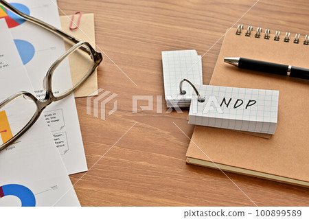一張寫有 NDP 字樣的書桌 100899589