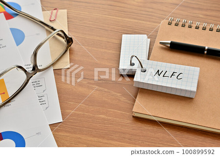 辦公桌上有一本 NLFC 寫的單詞書 辦公桌上有一本 NLFC 寫的單詞書 100899592
