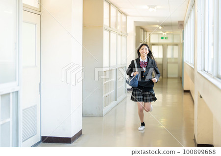 微笑的初中女生在樓道裡奔跑 100899668