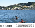 人們在城市海上划槳 100900351