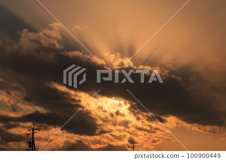 落日的天空和落日的雲彩 100900449