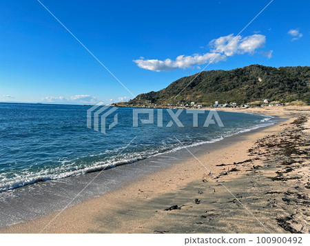 [Minamiboso City, Chiba Prefecture] Nemoto Beach in January, overlooking the Izu Seven Islands including Oshima in the distance 100900492