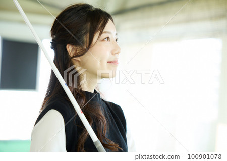 打高爾夫球的女人 100901078