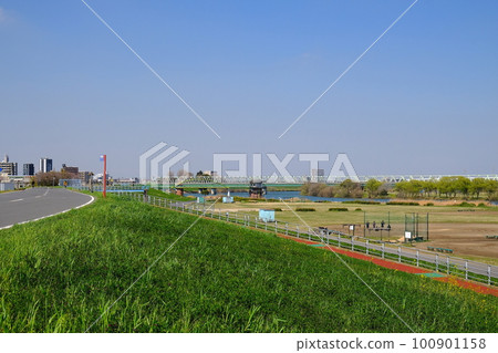 江戶川岸邊的葛飾柴又 江戶川岸邊的葛飾柴又 100901158
