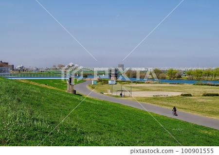 Katsushika Shibamata: The banks of the Edo River and the riverbed Katsushika Shibamata: The banks of the Edo River and the riverbed 100901555