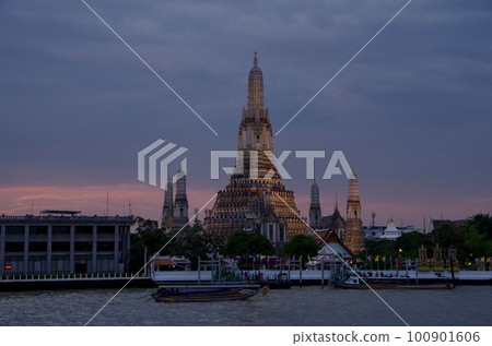 Wat Arun at dusk 100901606