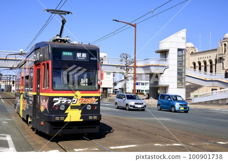 在豐橋市公會堂附近運行的豐橋鐵路城市線列車 在豐橋市公會堂附近運行的豐橋鐵路城市線列車 100901738