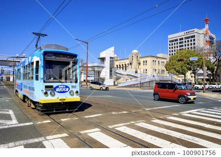 在豐橋市公會堂附近運行的豐橋鐵路城市線列車 100901756