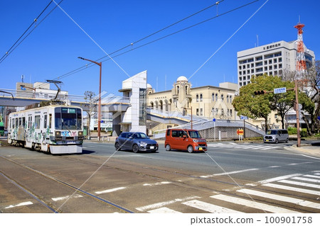 在豐橋市公會堂附近運行的豐橋鐵路城市線列車 100901758