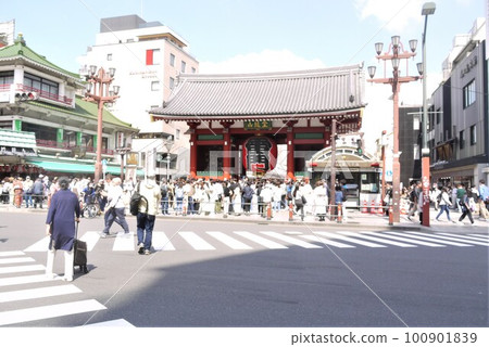 淺草有雷門、仲見世街、傳峰院。到處都是人山人海。 淺草有雷門、仲見世街、傳峰院。到處都是人山人海。 100901839