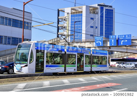 Toyohashi city: Toyohashi railroad streetcar that runs near the Nishihachicho intersection 100901982